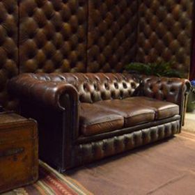 Chesterfield marron 3 places 73cm